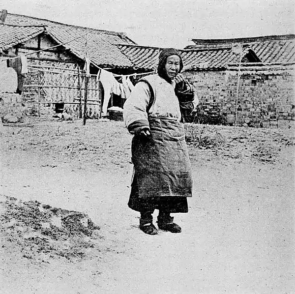Farmers of forty centuries - Kiangsu country woman in winter dress.jpg